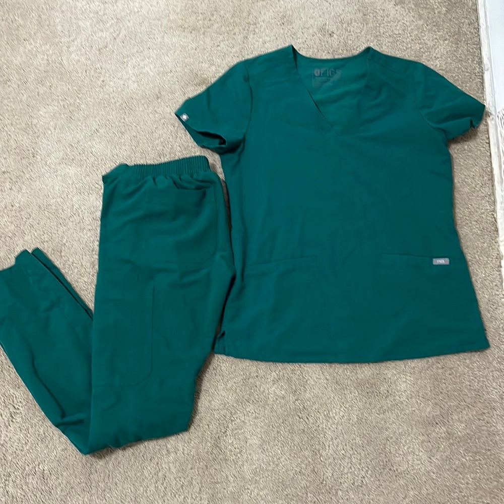 Figs scrubs too and bottom